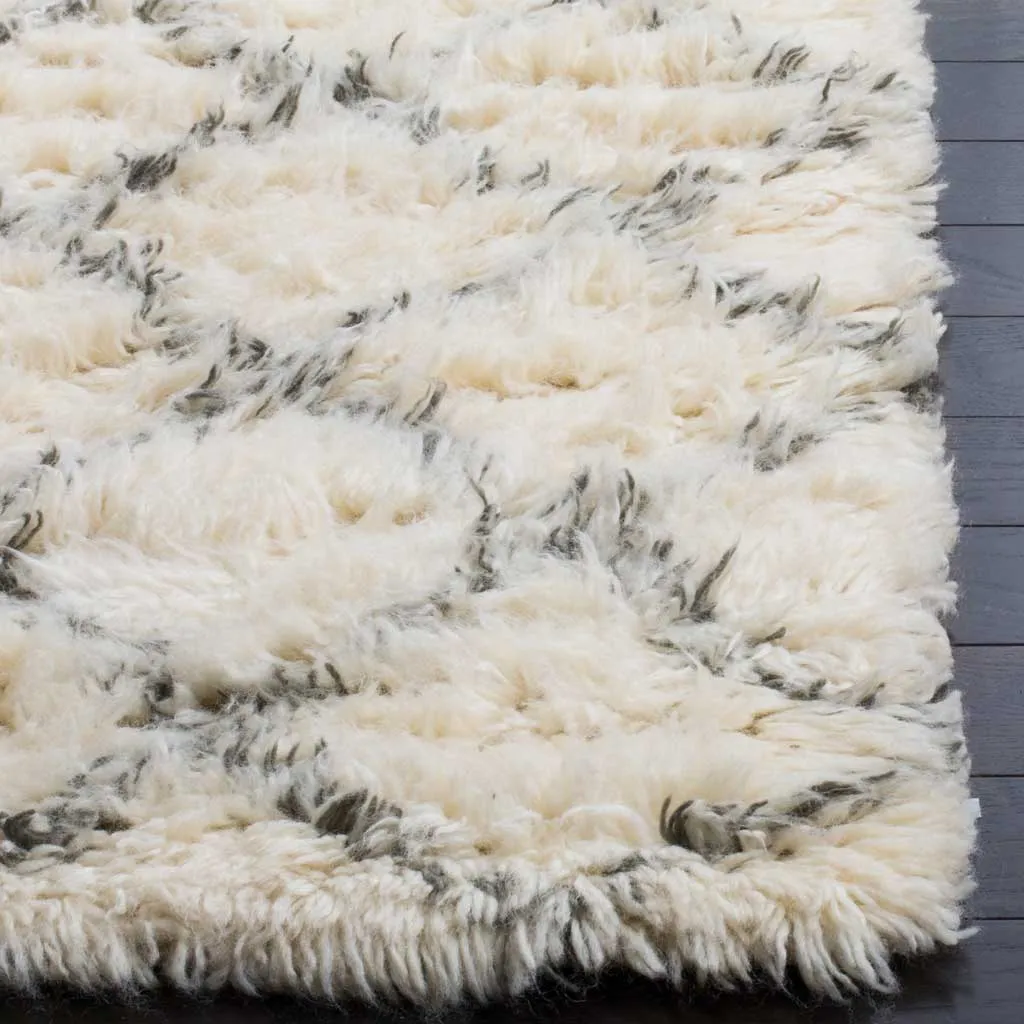 Kenya Diamond Ivory/Gray Area Rug